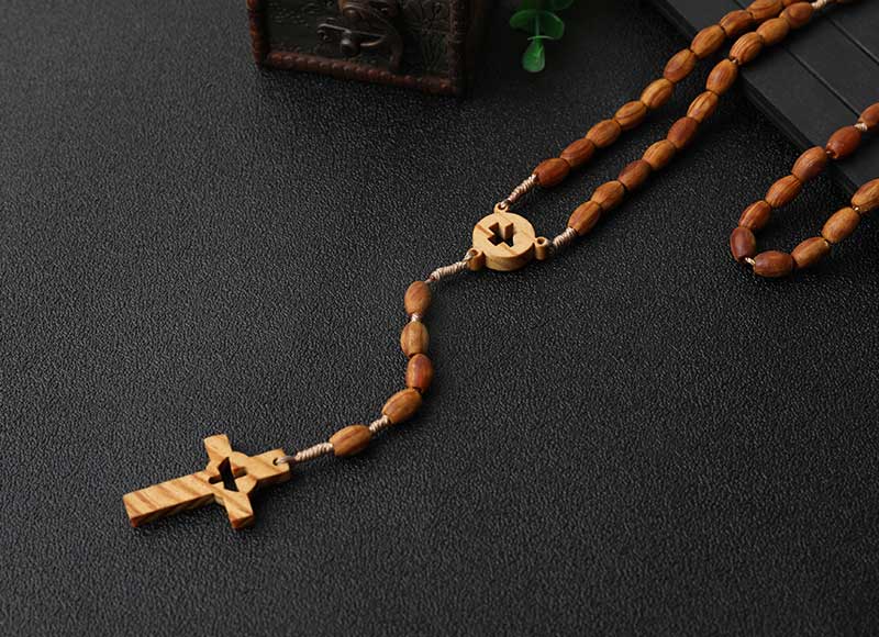 Rosário frisado madeira da colar do pendente da cruz da gravura