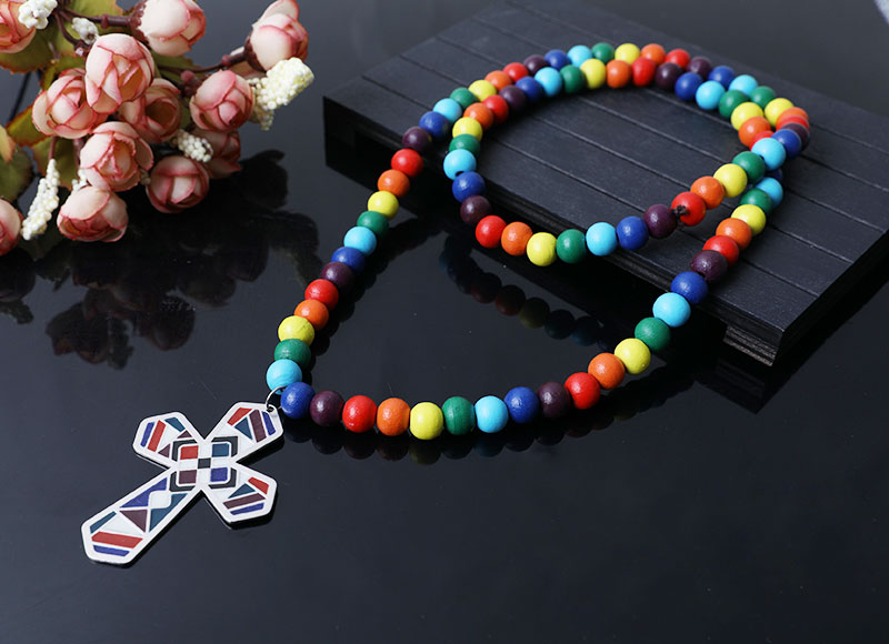 colar de miçangas de madeira colorida com cruz